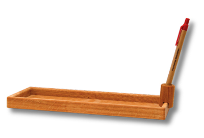 Farbsteckturm in Regenbogenfarben