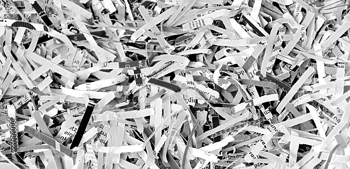 pw-Aktenvernichtung Großaufnahme von bunten Papierstreifen aus dem Shredder.
