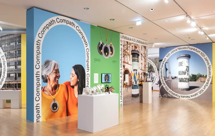Ausstellungsraum „Design for Democracy“ mit Wandinstallationen und Ständen.