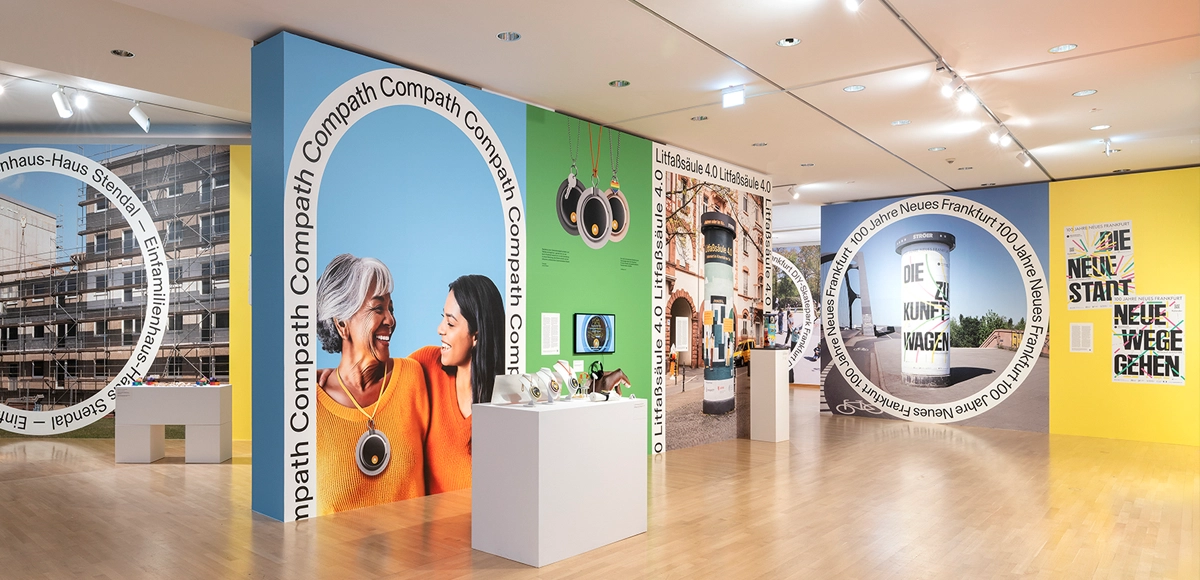 Ausstellungsraum „Design for Democracy“ mit Wandinstallationen und Ständen.