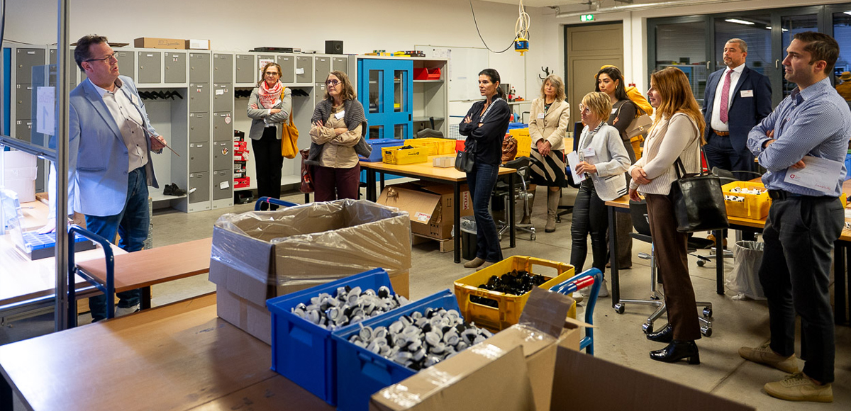 Interessierte erhalten bei einem Rundgang spannende Einblicke in die Werkstatt.