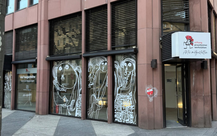 Mit Zeichnungen dekoriertes Schaufenster der alten Parfümerie Lehr im Bahnhofsviertel.