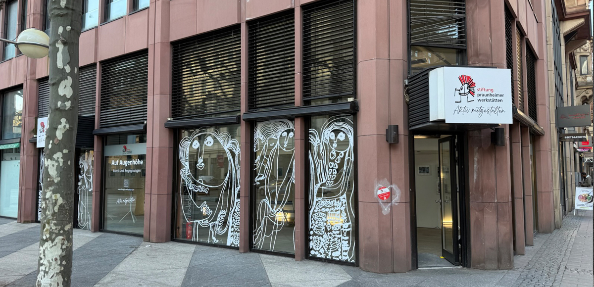 Mit Zeichnungen dekoriertes Schaufenster der alten Parfümerie Lehr im Bahnhofsviertel.