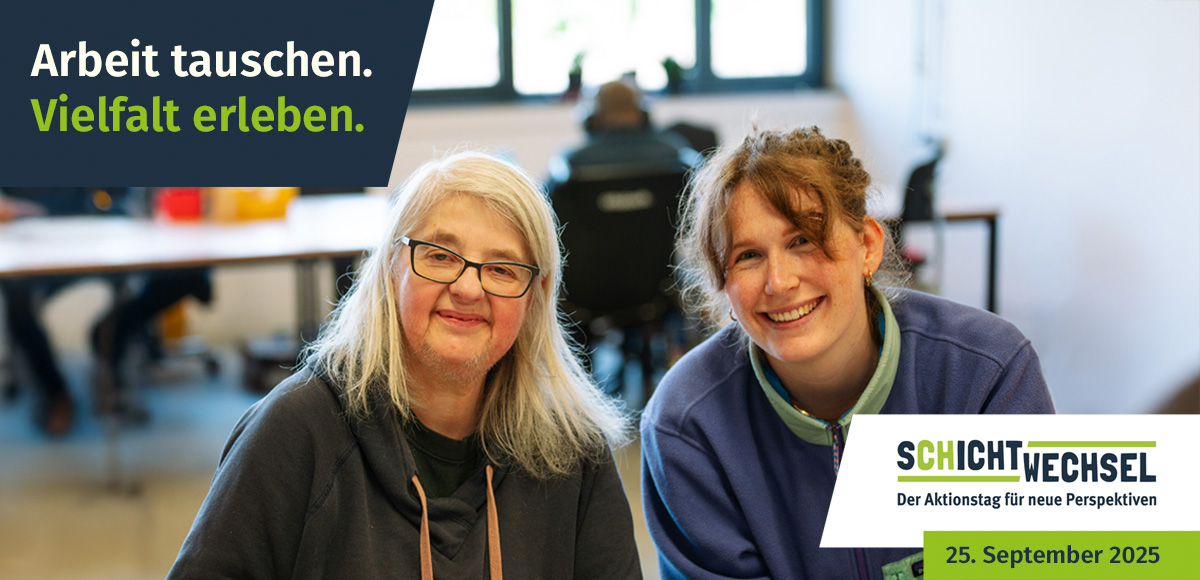 pw-aktuelles_schichtwechsel Zwei Frauen in einem Arbeitsraum einer Werkstatt blicken freundlich in die Kamera.