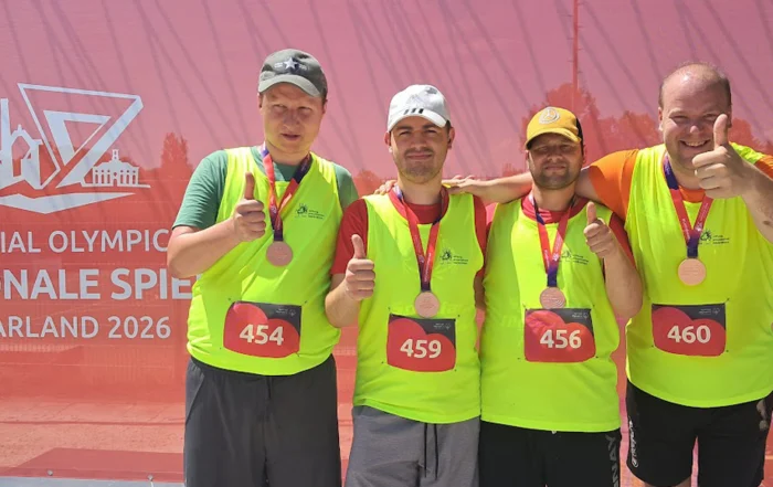 ier Staffelläufer mit Bronzemedaille in grellgelben Laufleibchen.