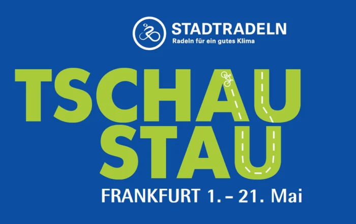 Tschau Stau in grünen Buchstaben vor blauem HIntergrund