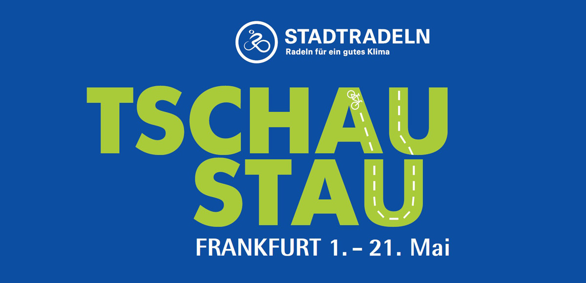 Tschau Stau in grünen Buchstaben vor blauem HIntergrund