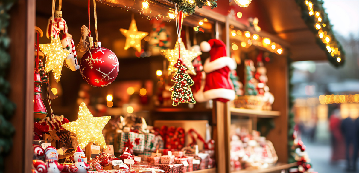 Weihnachtsmarktstand mit Kugeln, Sternen und Baumanhängern.