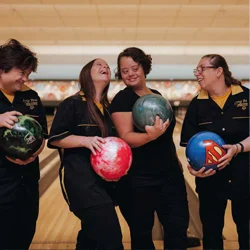 pw-angebote-17-2026 Vier Frauen beim Bowling.