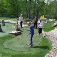 4 Personen spielen Golf.
