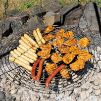 Verschiedenes Fleisch auf einem Grill.