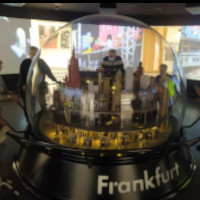 Eine große Schneekugel in der Frankfurt abgebildet wird.