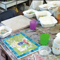 Mosaik in Arbeit auf einem Tisch.