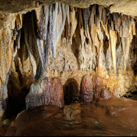 Spitze Steine hängen von oben herab.