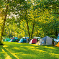Zelte auf einem Campingplatz.