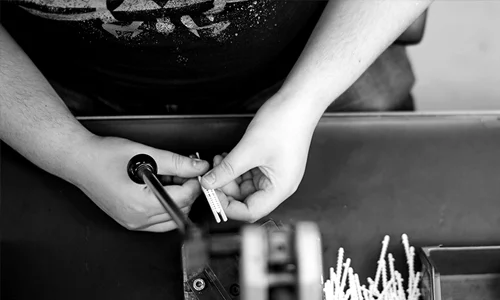 pw-industriemontage-kachel Hände bei der Konfektionierung von Kabelmarkierungen.