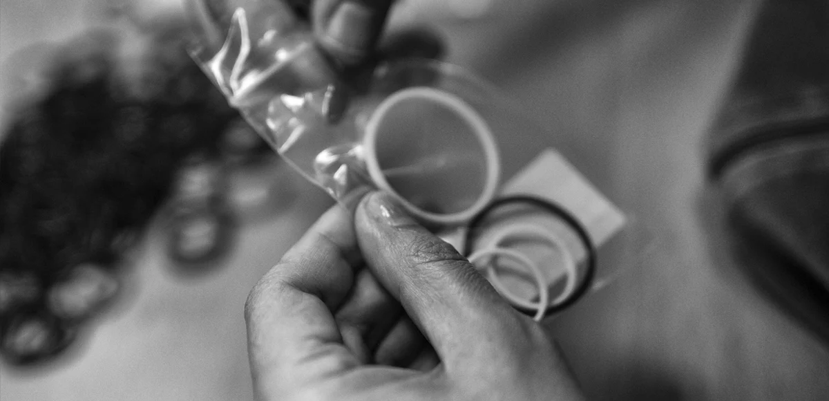 pw-konfektionieren Hände stecken verschiedene Ringe in eine Plastiktüte.