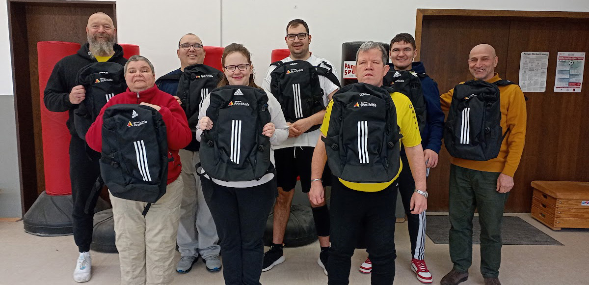 Sportler zeigen ihre neuen Rucksäcke.