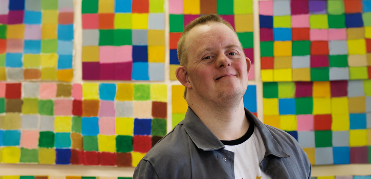 Im Kunstatelier Fechenheim: Marc Schnitzler vor karierter Kunst.