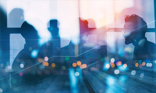 Silhouetten von Geschäftsleuten bei der Zusammenarbeit im Büro.