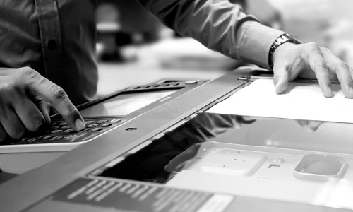 pw-scanservice-kachel Hände eines Mannes bedienen einen Scanner.