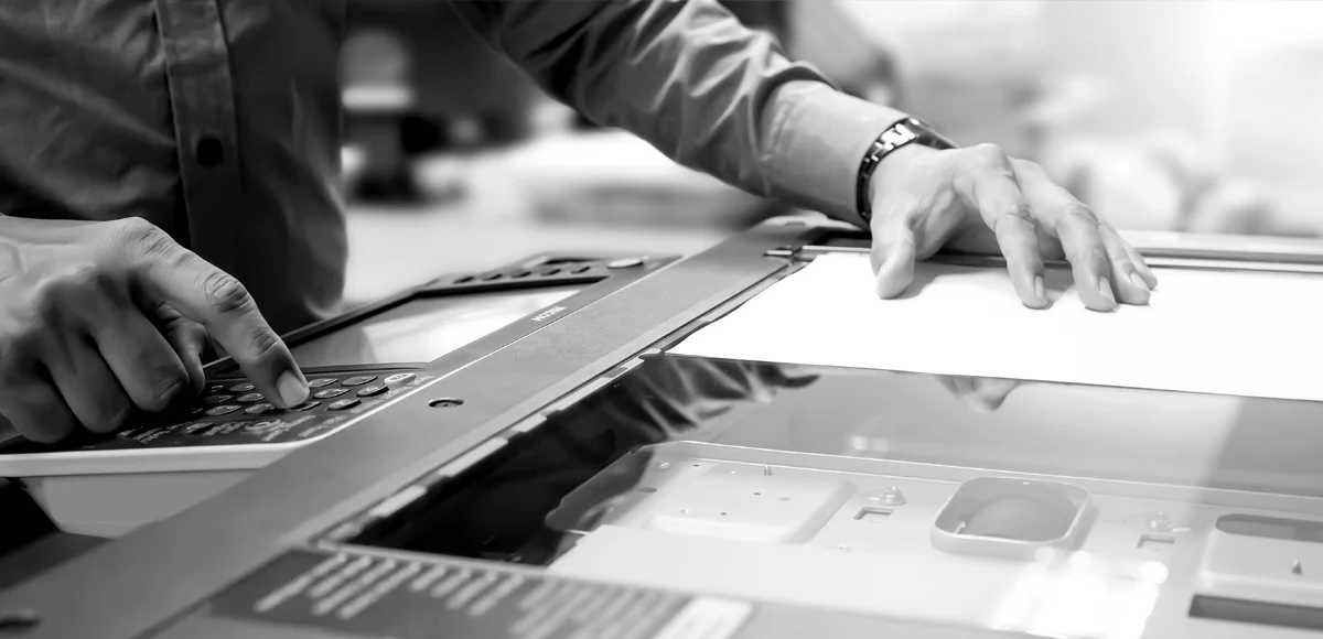pw-scanservice Hände eines Mannes bedienen einen Scanner.