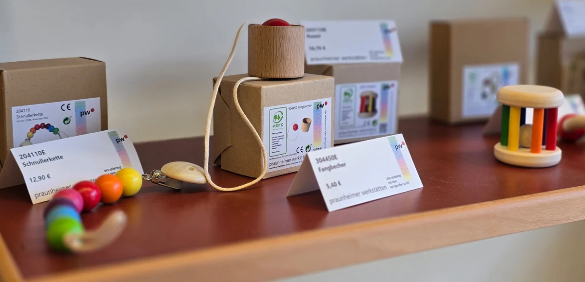Nahaufnahme von pw°-Babyspielzeug im Verkaufsregal.