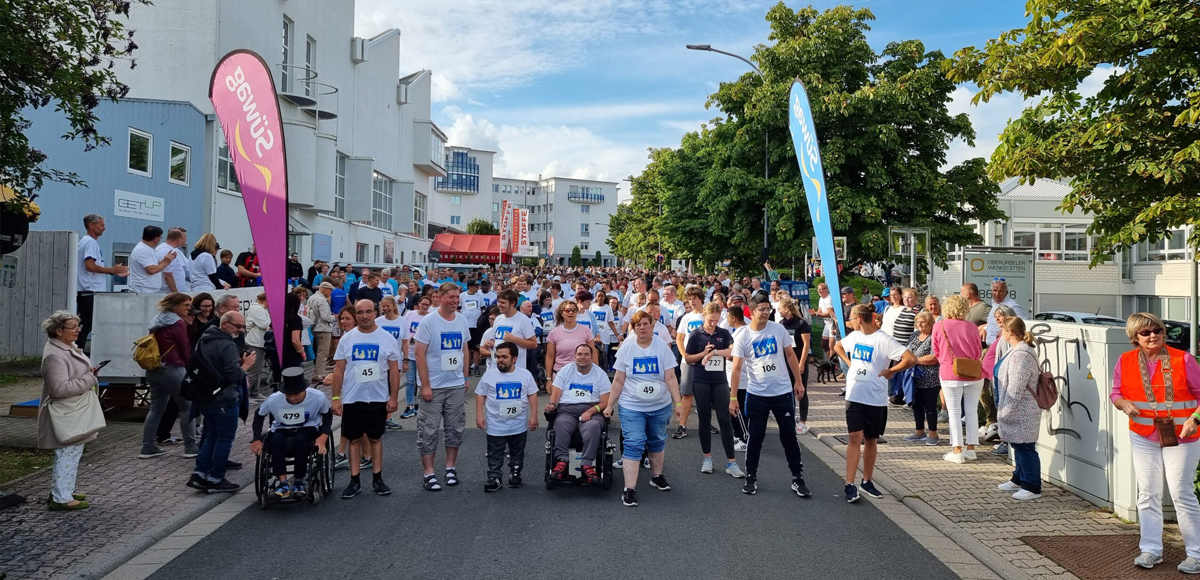 Teilnehmende vor dem Start bei einer Laufveranstaltung.